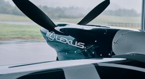 Lexus z pilotem Yoshihide Muroyą tworzą zespół w serii wyścigów lotniczych The Air Race